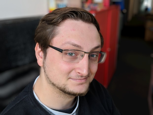 Bei Porträtaufnahmen hat der Algorithmus Probleme mit direkt hinter dem Hauptobjekt befindlichen Bildteilen - hier die Lehne des Schreibtischstuhls. (Bild: Tobias Költzsch/Golem.de)